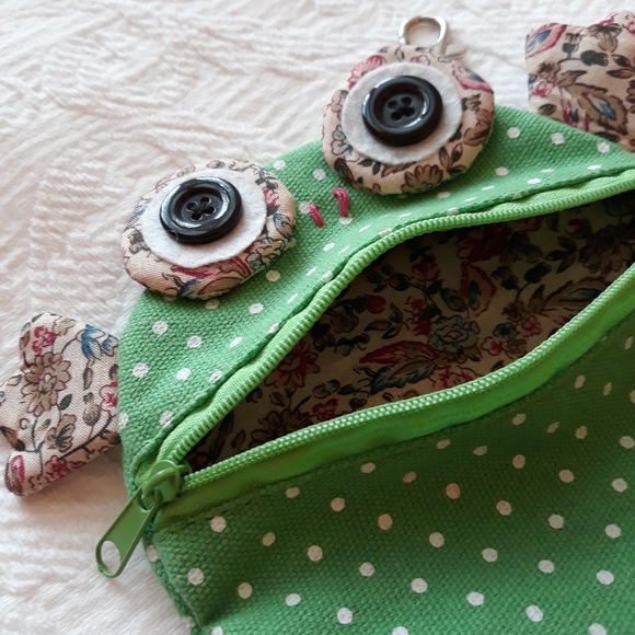 None Handbags - NWOT Adorable, Chic Green Frog Coin Purse